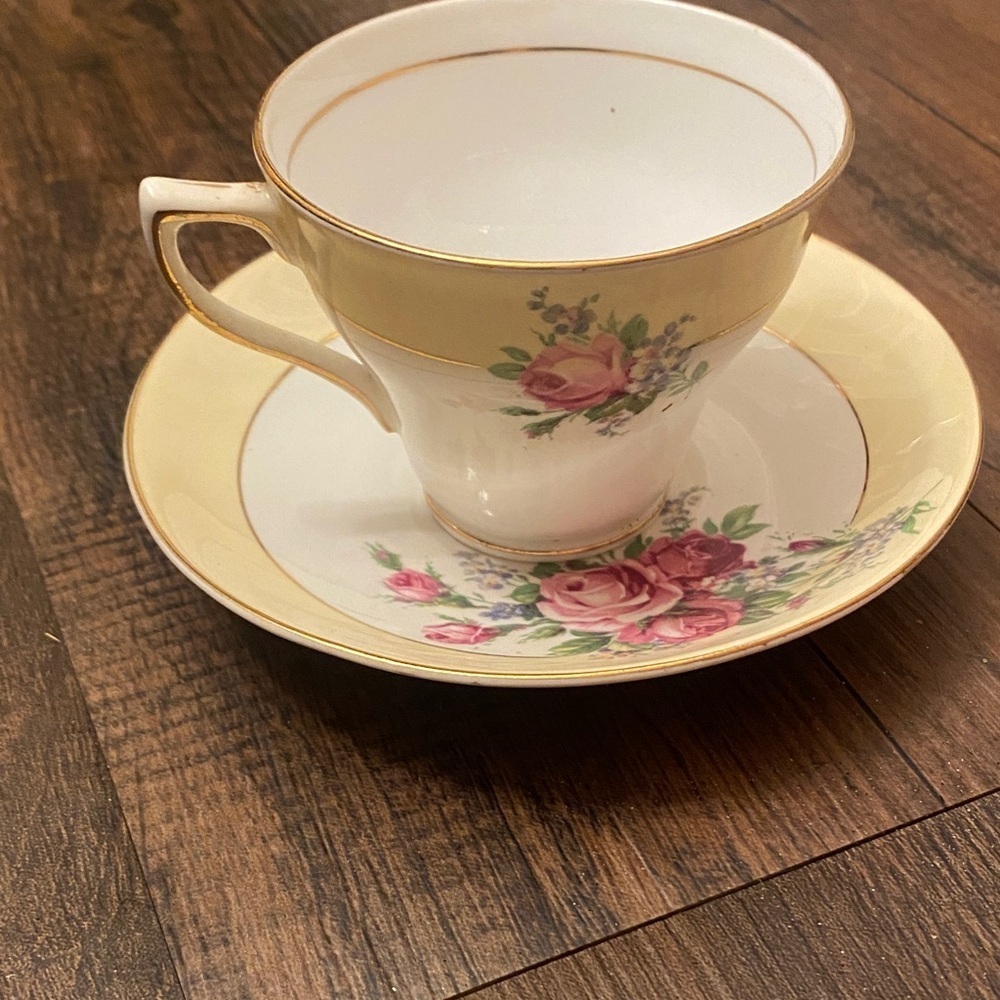 Elegant Floral Teacup and Saucer Set - Picture 9 of 9